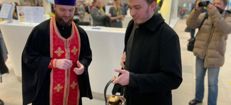 Диакон Успенского собора доставил Благодатный огонь в Хабаровск