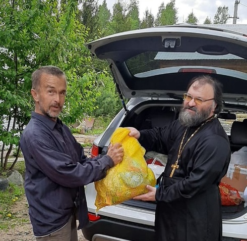 Помощь для бездомных от прихожан Успенского собора