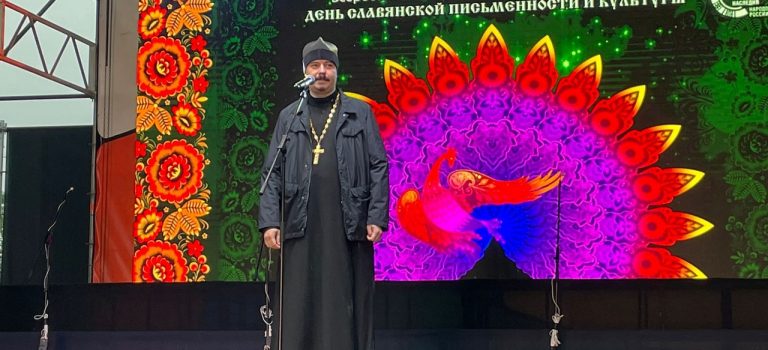 Настоятель Успенского собора посетил всероссийскую акцию «Поющая площадь»