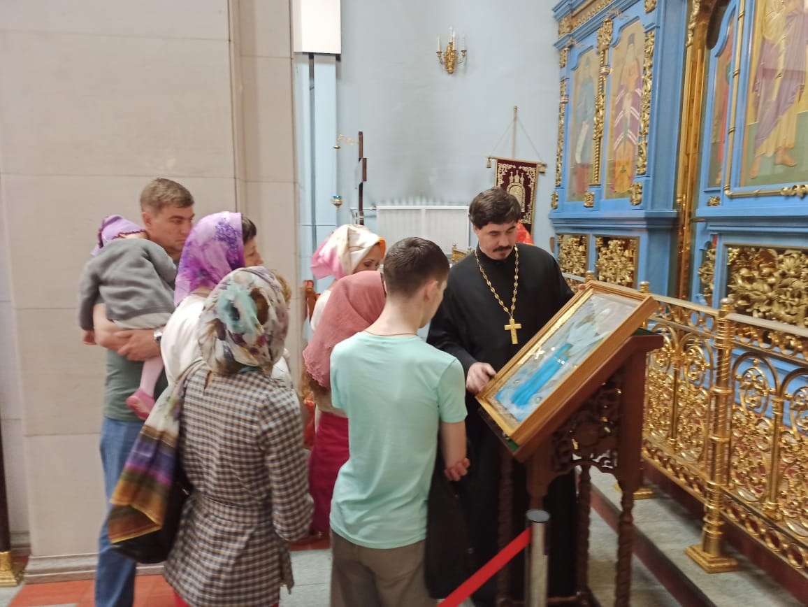 Экскурсия для беженцев прошла в Успенском храме