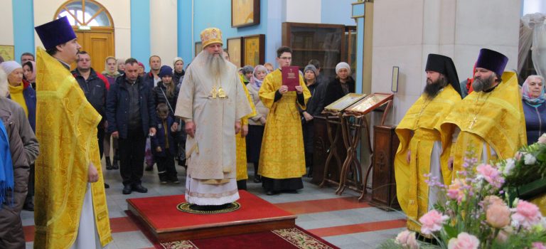 Митрополит Артемий возглавил Божественную литургию по случаю 20-летия со дня освящения Успенского собора