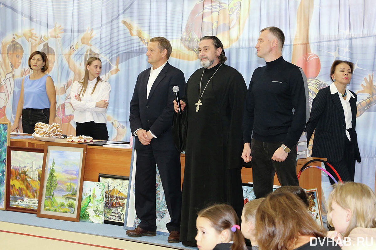 Священник Успенского храма посетил благотворительный концерт-аукцион