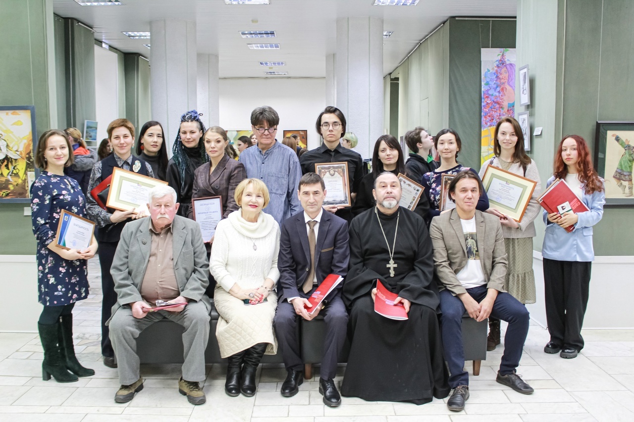 Хабаровский священник принял участие в открытии выставки молодых художников