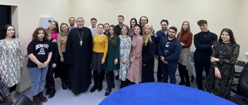Клирик Успенского собора поделился духовным опытом с православной молодёжью