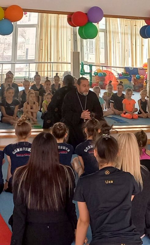 О необходимости молитвы рассказал юным спортсменкам клирик Успенского собора