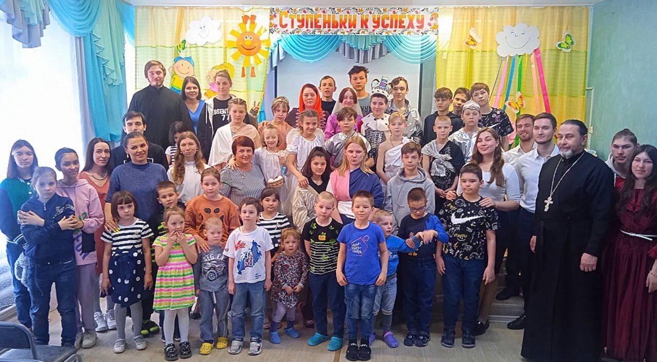 Пасхальный праздник организовали для воспитанников детского дома участники приходской молодёжной группы