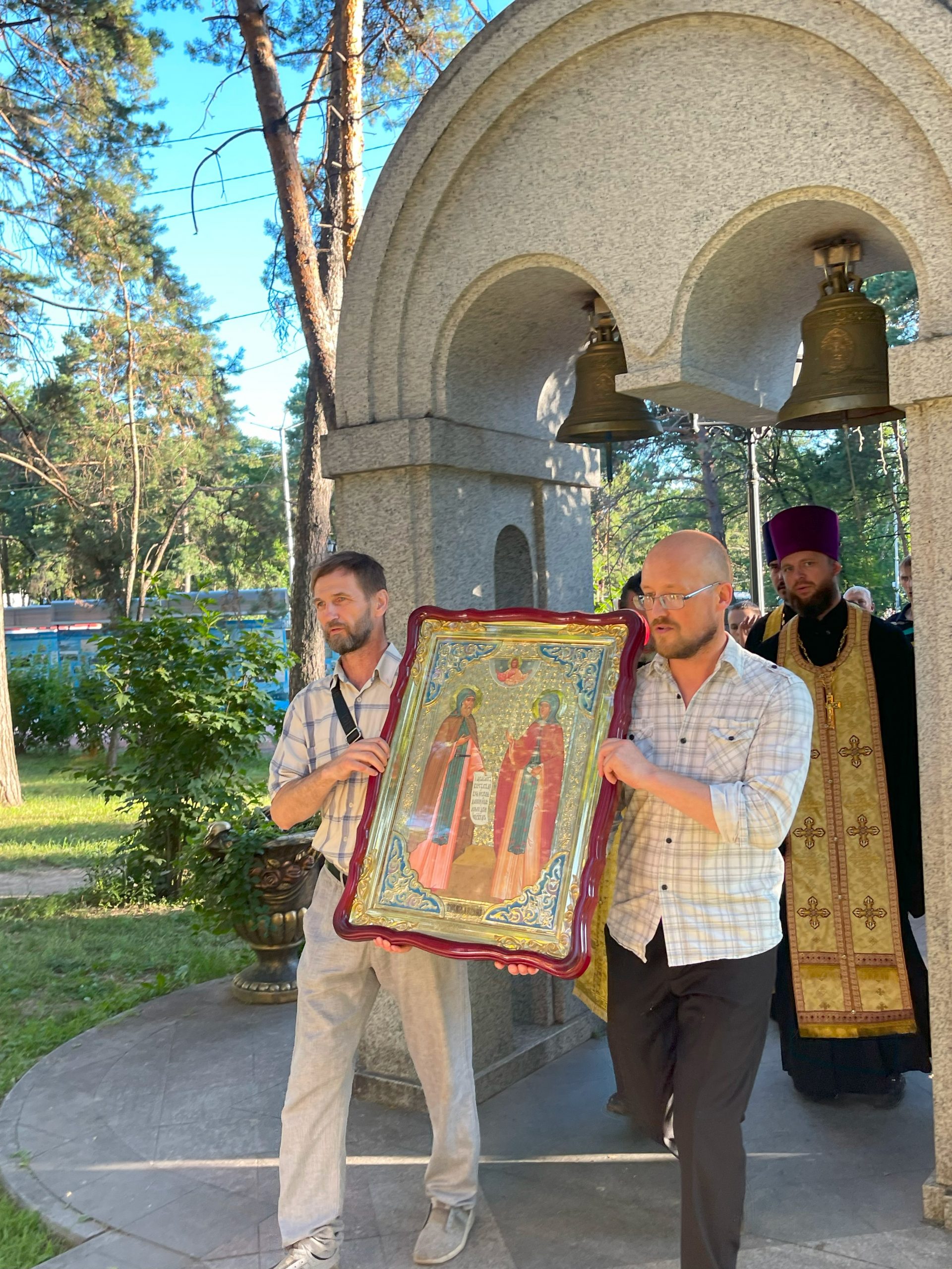 Священники и прихожане Успенского собора помолились о семье у памятника святым покровителям брака