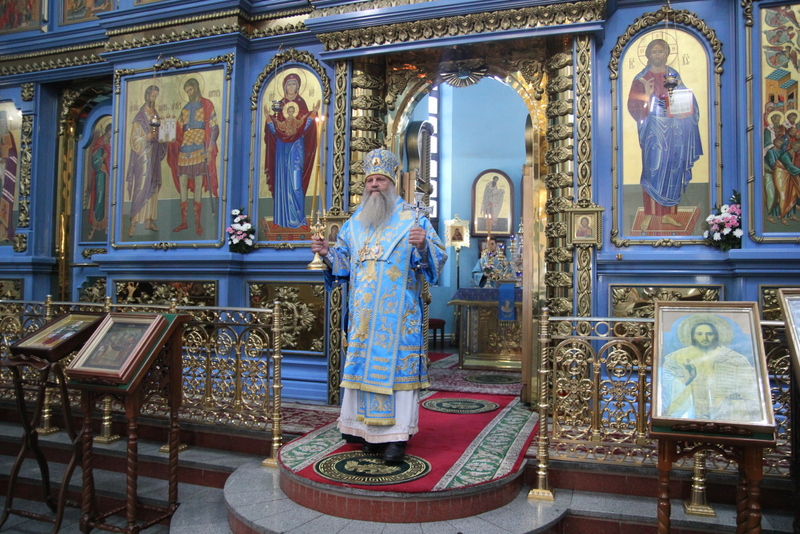Митрополит Артемий совершил Божественную литургию в Успенском соборе в день престольного праздника