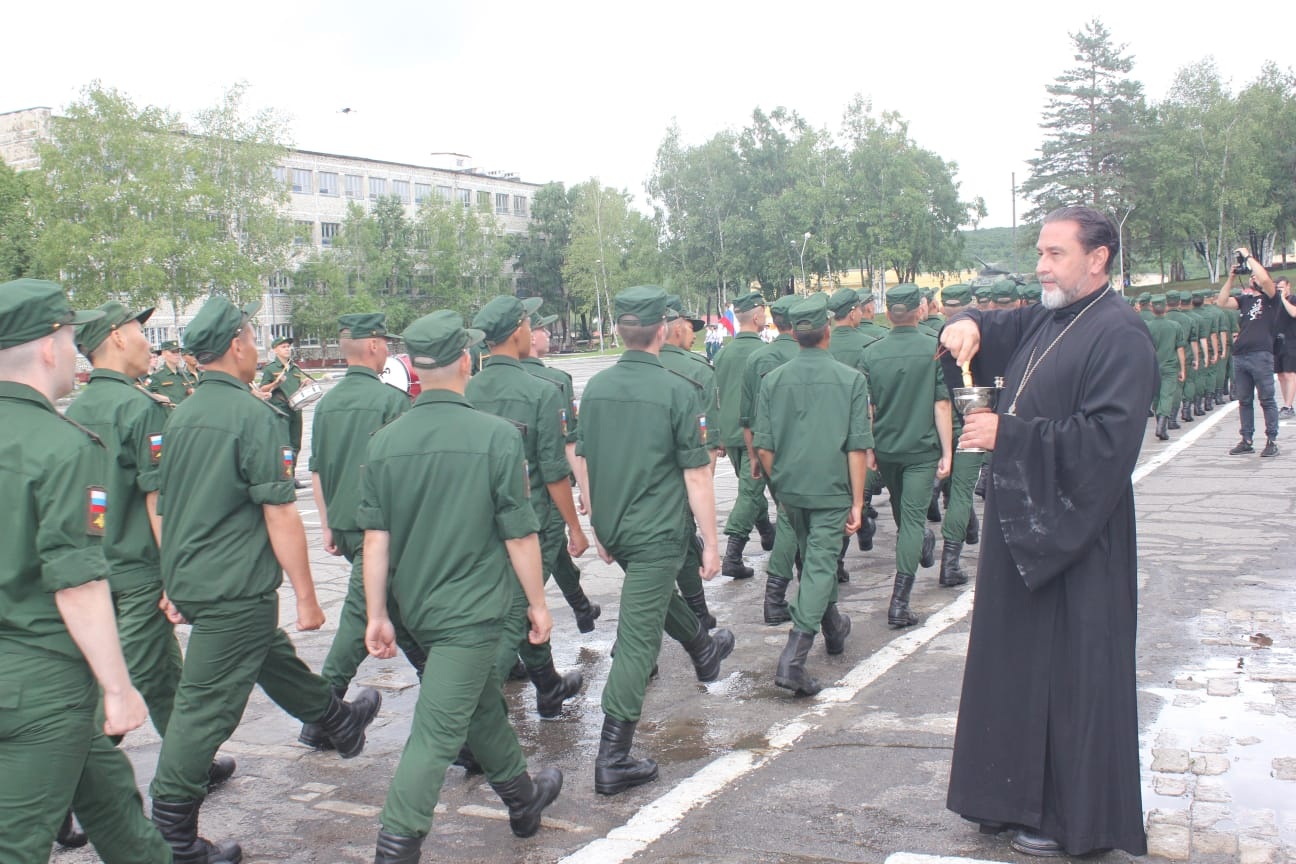 Священник Успенского храма благословил новобранцев на воинское служение