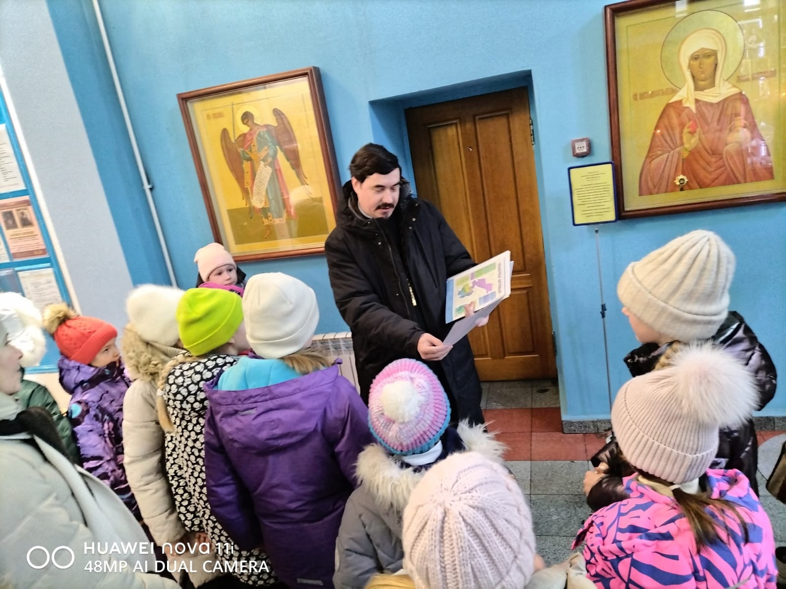 Экскурсию для учениц РКШ провел настоятель Успенского собора