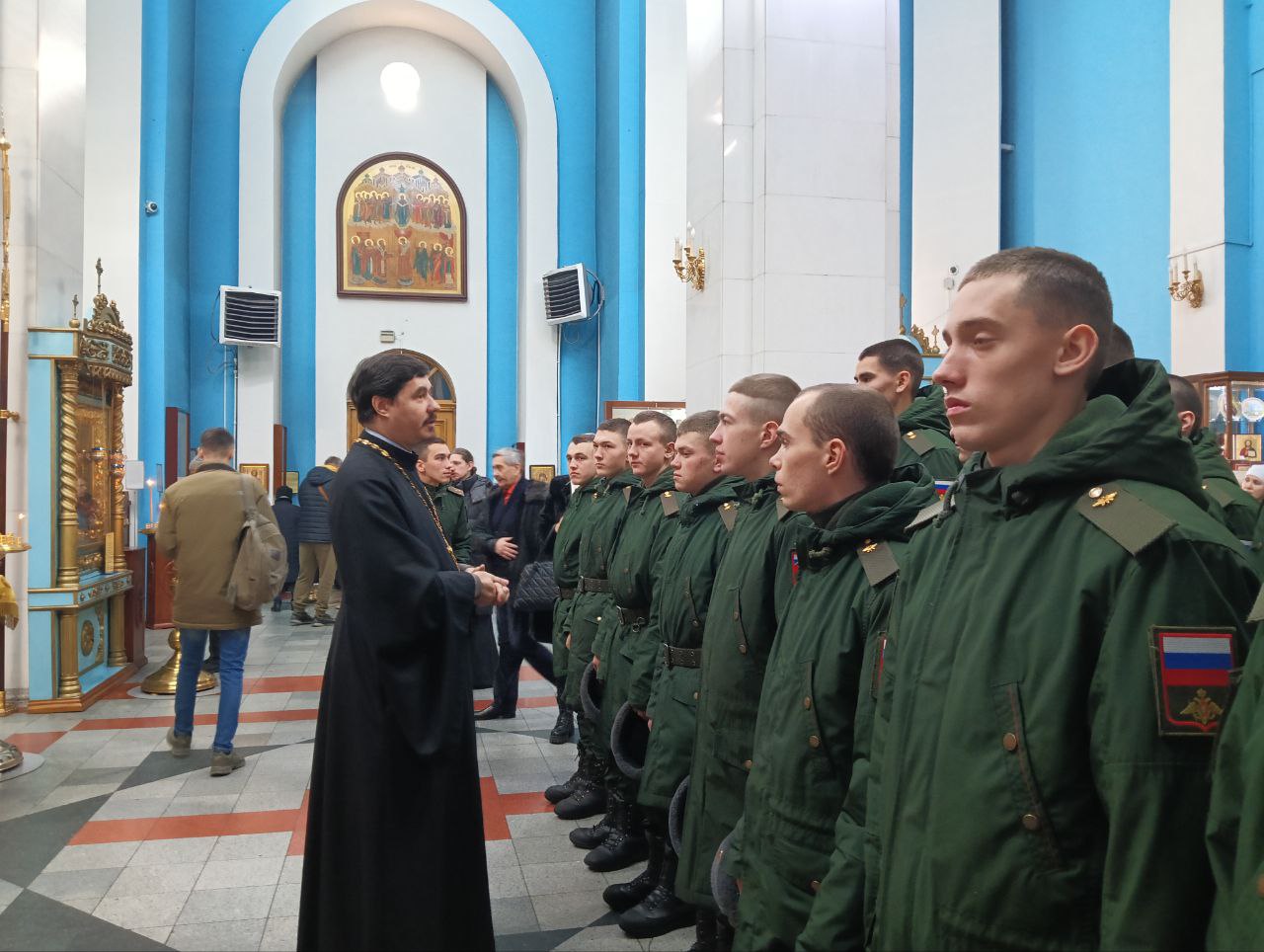 О святынях Успенского собора узнали военнослужащие на экскурсии в храме