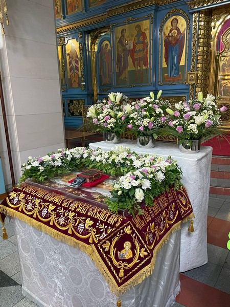 Вечернее богослужение с выносом Плащаницы Спасителя и Чином погребения совершилось в Успенском соборе