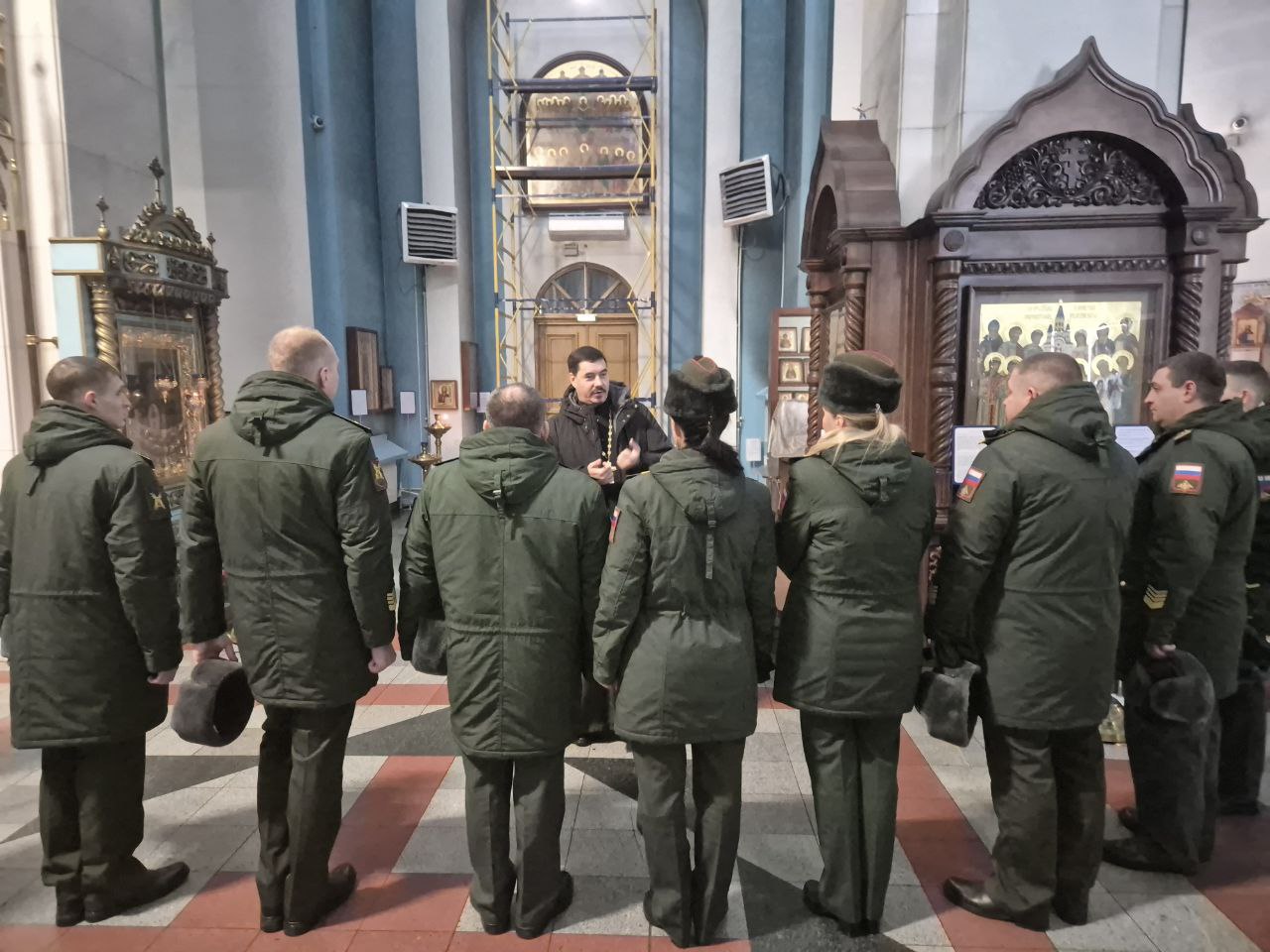 О Таинствах Церкви узнали военнослужащие на экскурсии в Успенском соборе