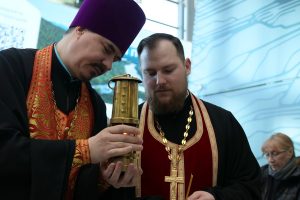 Клирик Успенского собора доставил Благодатный огонь в Хабаровск