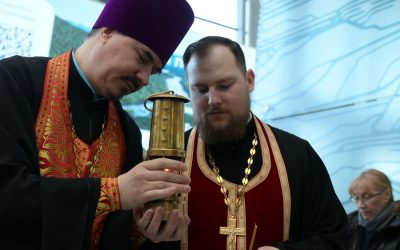 Клирик Успенского собора доставил Благодатный огонь в Хабаровск