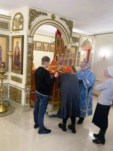 Клирик Успенского собора совершил Литургию в храме при краевом онкоцентре