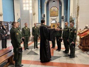 Хабаровские военнослужащие узнали о празднике Троицы на экскурсии в Успенском соборе
