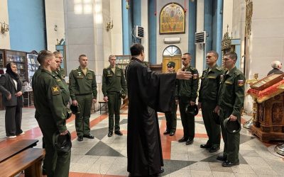 Хабаровские военнослужащие узнали о празднике Троицы на экскурсии в Успенском соборе