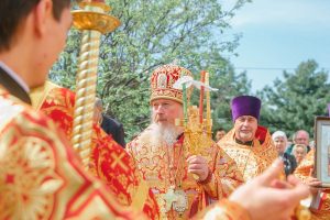 Божественная литургия в Неделю о самаряныне: архиерейское богослужение, Крестный ход и «Лилии для Богородицы»