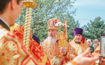 Божественная литургия в Неделю о самаряныне: архиерейское богослужение, Крестный ход и «Лилии для Богородицы»