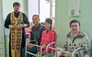 Таинство в «Центре социальной адаптации»: клирик Успенского собора крестил четырёх подопечных